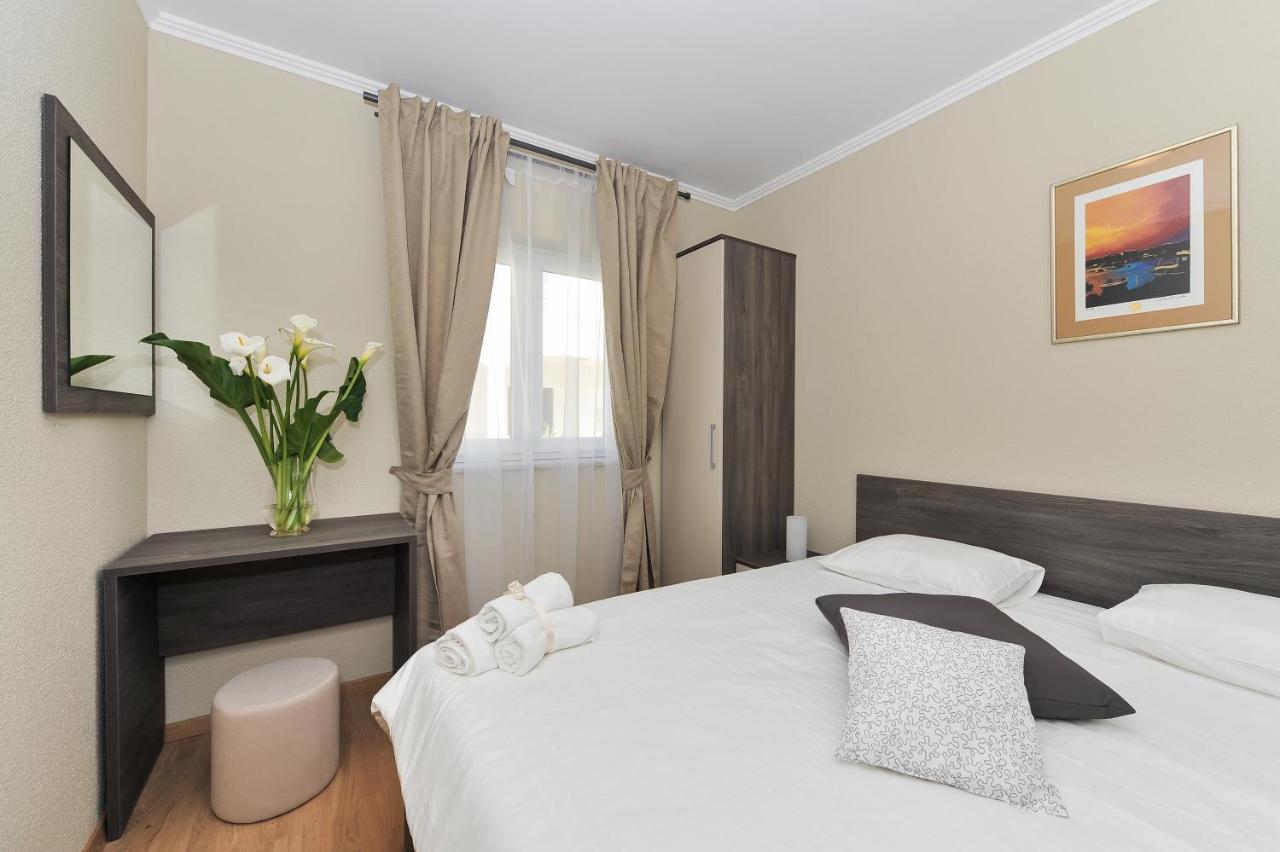 Apartmani Peric 1 Meka Draga Обровац Екстериор снимка