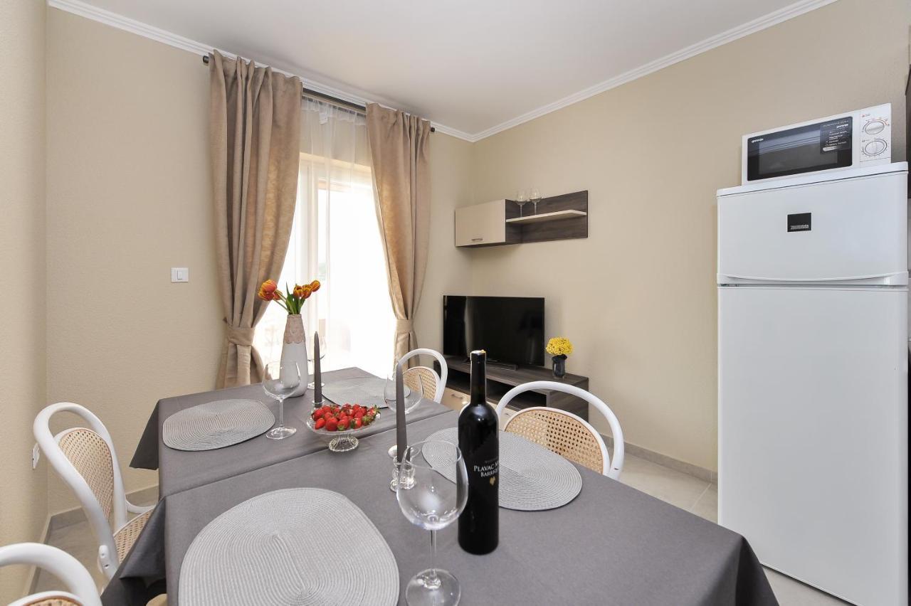 Apartmani Peric 1 Meka Draga Обровац Екстериор снимка