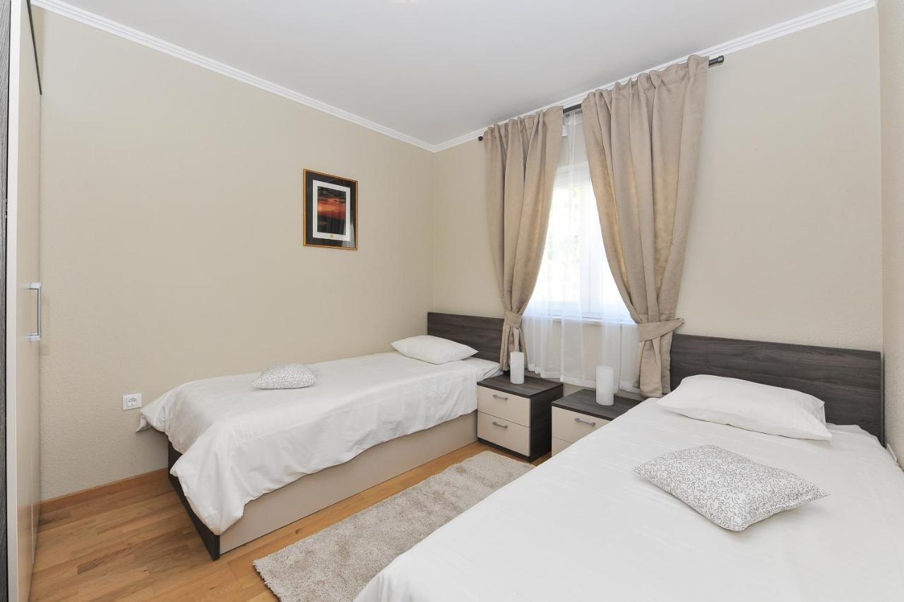 Apartmani Peric 1 Meka Draga Обровац Екстериор снимка