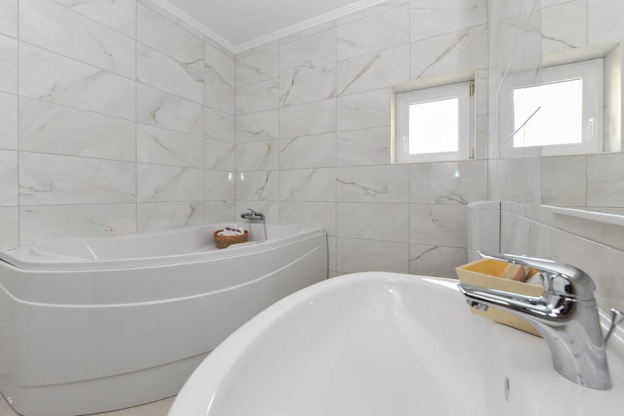 Apartmani Peric 1 Meka Draga Обровац Екстериор снимка
